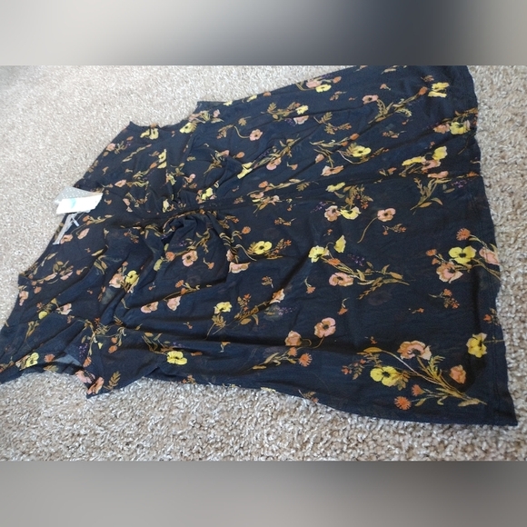 Daniel Rainn V-neck Floral Cap Sleeve Shirt NWT - Picture 9 of 11